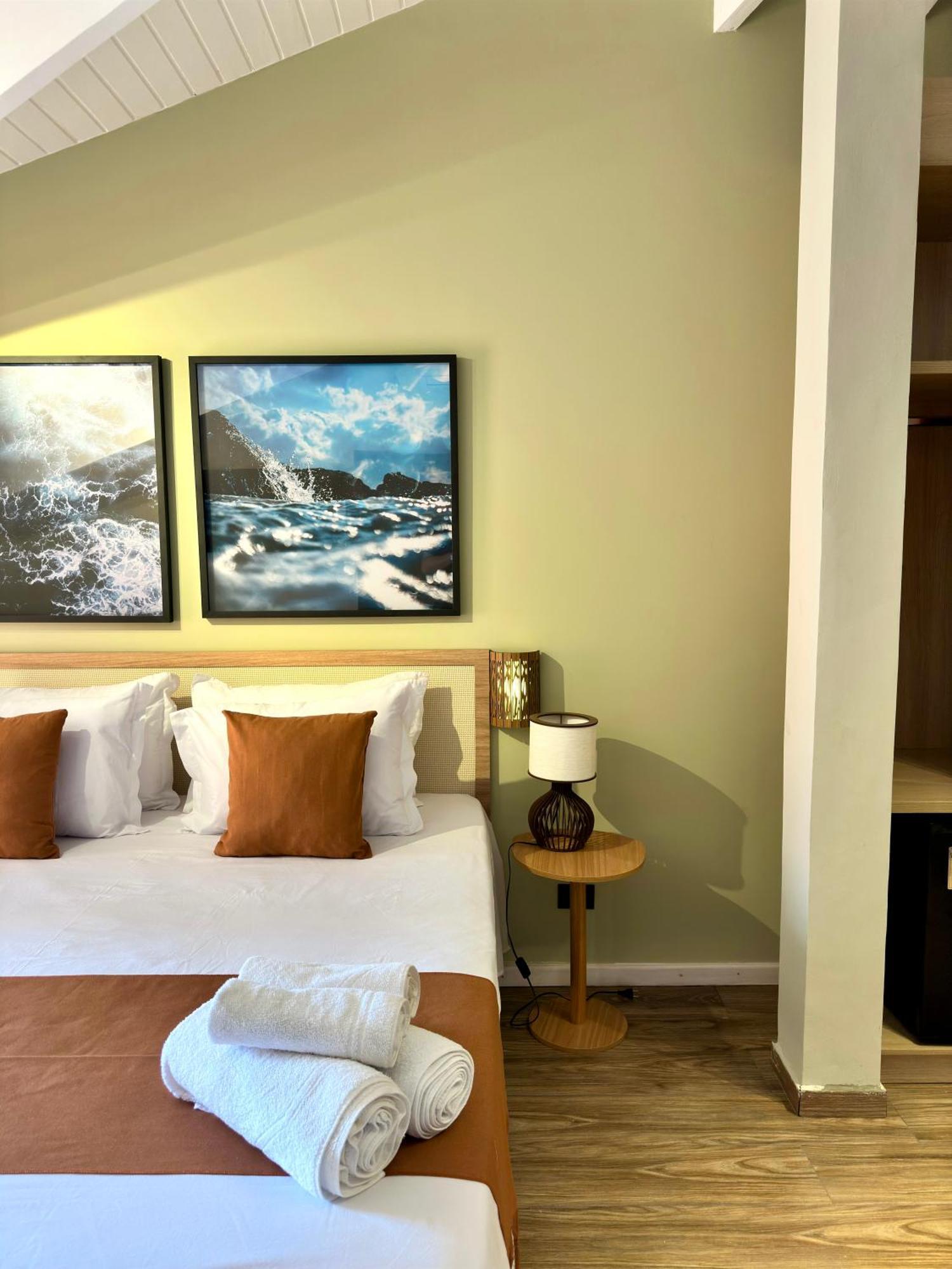 Suíte com Cama King-size e Banheira de Hidromassagem